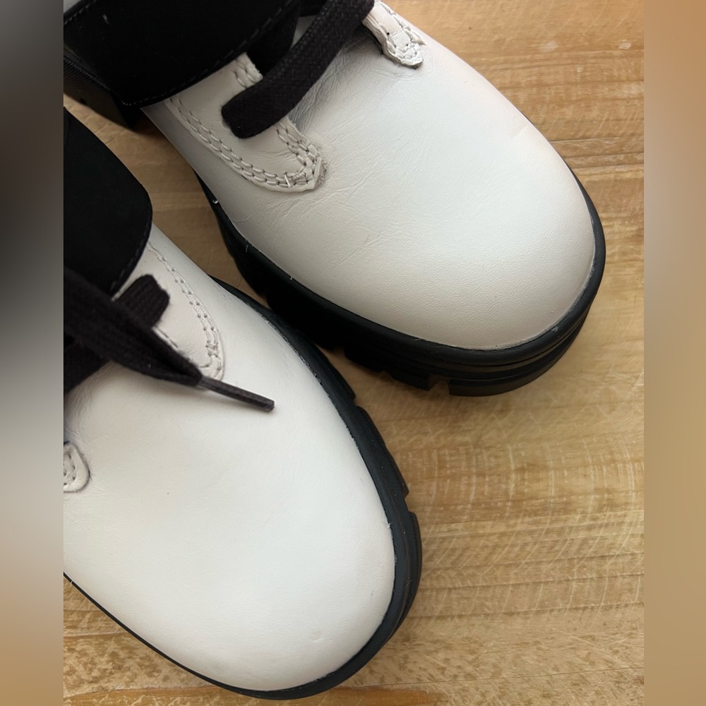 New UGG Ashton Lace Up In White Women’s Size 7 - Picture 10 of 14